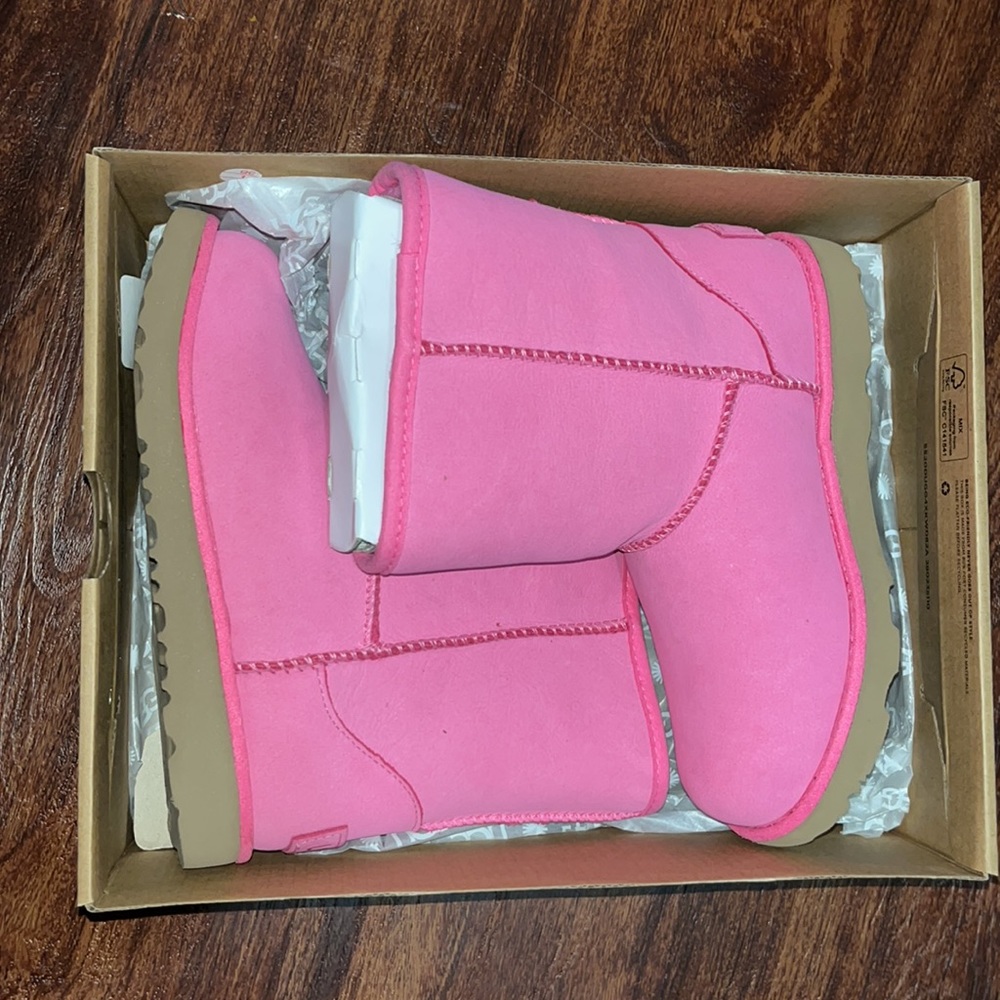 UGG - Picture 6 of 6